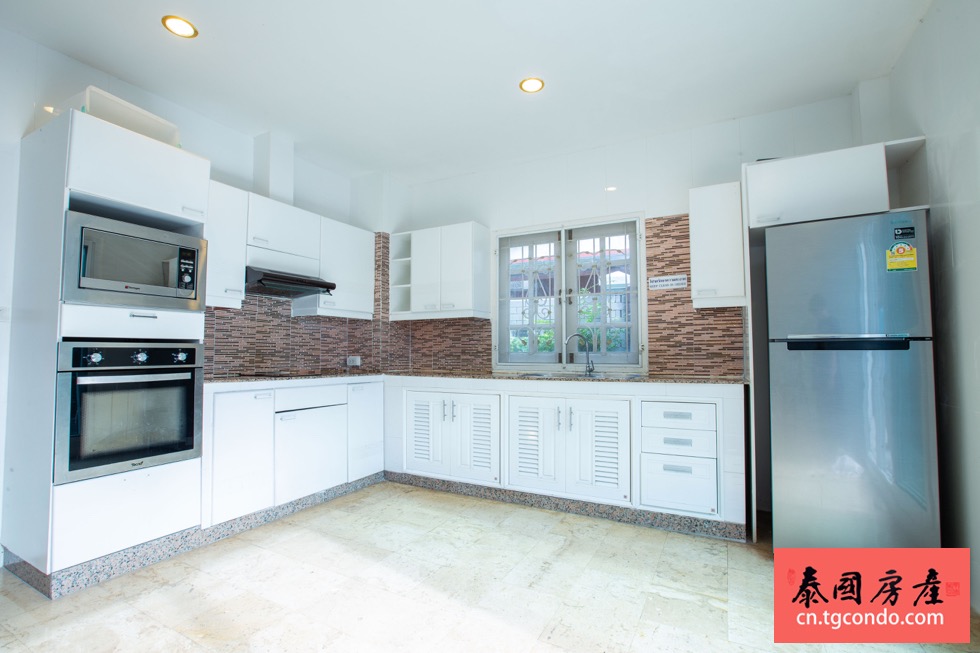 泰国芭提雅市区豪华泳池别墅出租，四房四卫